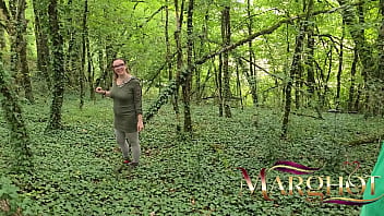 C’est l’automne mon amant me baise le cul hard contre un arbre en forêt avec gorge profonde et squirt