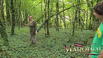 C’est l’automne mon amant me baise le cul hard contre un arbre en forêt avec gorge profonde et squirt