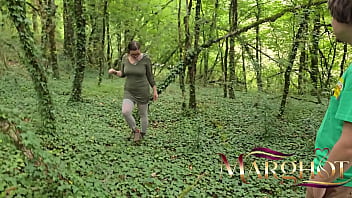 C’est l’automne mon amant me baise le cul hard contre un arbre en forêt avec gorge profonde et squirt