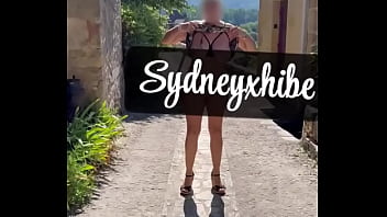 Je me fous à poil dans des lieux historiques et je me touche sans retenue