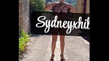 Je me fous à poil dans des lieux historiques et je me touche sans retenue