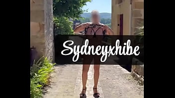 Je me fous à poil dans des lieux historiques et je me touche sans retenue