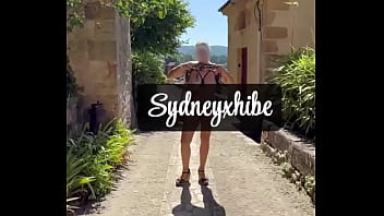 Je me fous à poil dans des lieux historiques et je me touche sans retenue