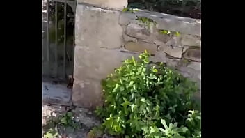 Je me fous à poil dans des lieux historiques et je me touche sans retenue