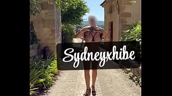 Je me fous à poil dans des lieux historiques et je me touche sans retenue