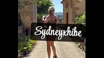 Je me fous à poil dans des lieux historiques et je me touche sans retenue