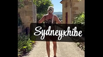 Je me fous à poil dans des lieux historiques et je me touche sans retenue