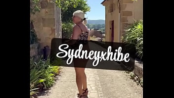 Je me fous à poil dans des lieux historiques et je me touche sans retenue