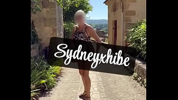 Je me fous à poil dans des lieux historiques et je me touche sans retenue