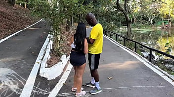 Fui caminhar no parque encontrei esse safado não resisti acabei deixando ele me fude bem gostoso video completo no red