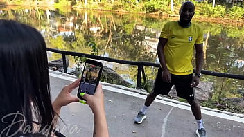 Fui caminhar no parque encontrei esse safado não resisti acabei deixando ele me fude bem gostoso video completo no red