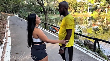 Fui caminhar no parque encontrei esse safado não resisti acabei deixando ele me fude bem gostoso video completo no red