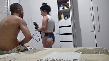 Amiga da esposa veio emprestar escova de cabelo e acabou emprestando meu pau ereto