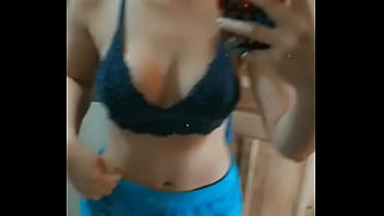 Rompo culito a mi amiga en el baño y le duele