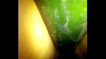 Cajamarquina arrecha se mete pepino y goza el anal