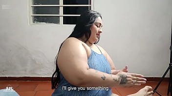 Le digo a mi madrastra que me haga un masaje en mis pies pero cada vez que ella me los mueve le roso sus tetas y su coño hasta terminar follandola con su dildo favorito