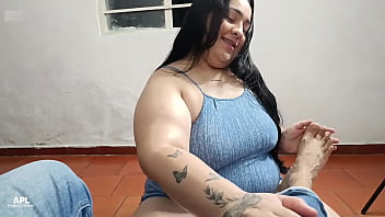 Le digo a mi madrastra que me haga un masaje en mis pies pero cada vez que ella me los mueve le roso sus tetas y su coño hasta terminar follandola con su dildo favorito