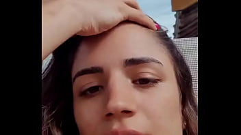 Sa y'est je suis enfin en vacances seule bémol y'a pas de jolie filles à matter a la piscine je suis triste