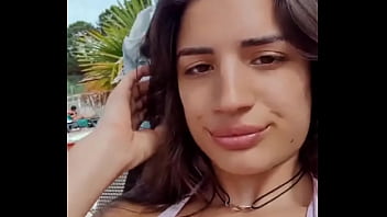 Sa y'est je suis enfin en vacances seule bémol y'a pas de jolie filles à matter a la piscine je suis triste