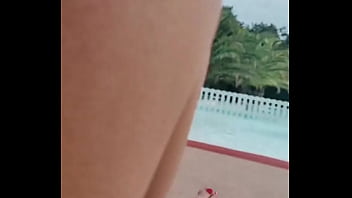 Sa y'est je suis enfin en vacances seule bémol y'a pas de jolie filles à matter a la piscine je suis triste