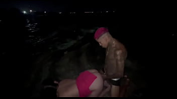 Madrugada com os amigos do morro fudendo nas pedra do leblon