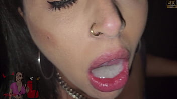 Ganhando leitinho no gloryhole do jeitinho que eu gosto