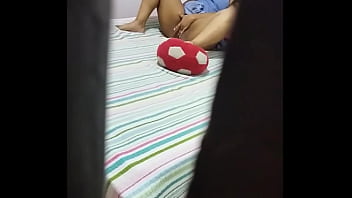 Mi hermanastro me descubre masturbandome en la habitacion el muy cachondo me folla y me llena la cara de leche historia completa