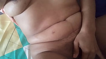 Sexy vecina muy calentona se masturba con el coño arrecho queriendo culiar y que le mamen las tetas