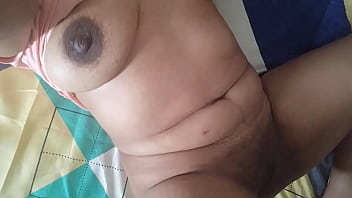 Sexy vecina muy calentona se masturba con el coño arrecho queriendo culiar y que le mamen las tetas