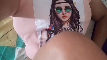 Sexy vecina muy calentona se masturba con el coño arrecho queriendo culiar y que le mamen las tetas