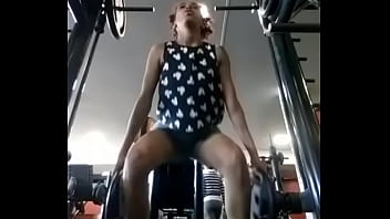 Minha mulher na academia fazendo agachamento