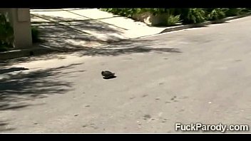 Summer hottie gets her sweet mouth pumped in the pool