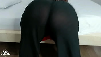 Esta puta de culo gordo siempre se inclina cuando estoy detras de ella parte 1