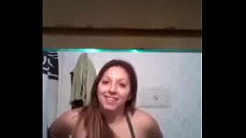 Rubia tetona enseña las tetas en el baño