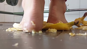 I crush bananas like your dick