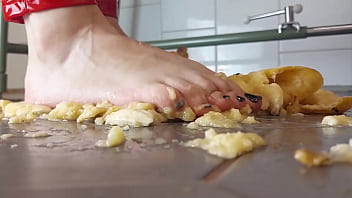 I crush bananas like your dick