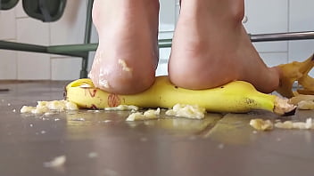 I crush bananas like your dick