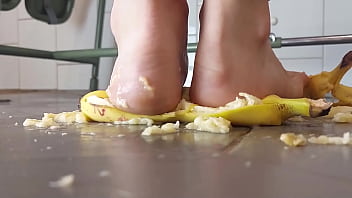 I crush bananas like your dick
