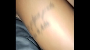 Jovem casada pega um carro de aplicativo e faz um boquete no motorista e ganha leitinho nos peitos