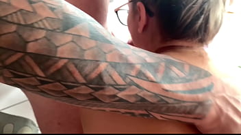 Macetei a buceta da loirinha safada e dei leite na boca dela no cafe da manhã com os amigos