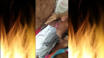 Fez o amigo gozar com um boquete incrível