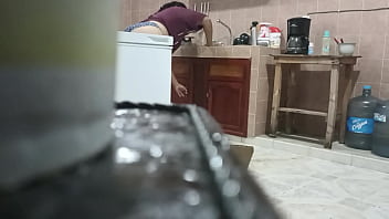 Gordita lavando los trastes