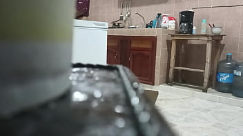 Gordita lavando los trastes