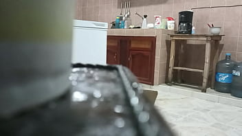 Gordita lavando los trastes