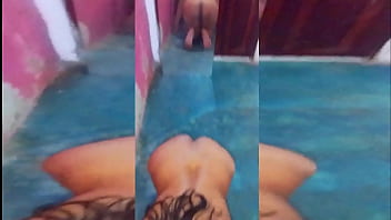 Su gran culo se refleja en mi espejo cuando me chupa la polla y termino follandola