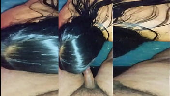 Su gran culo se refleja en mi espejo cuando me chupa la polla y termino follandola