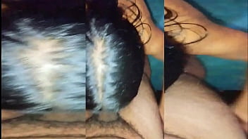 Su gran culo se refleja en mi espejo cuando me chupa la polla y termino follandola