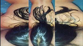 Su gran culo se refleja en mi espejo cuando me chupa la polla y termino follandola