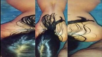 Su gran culo se refleja en mi espejo cuando me chupa la polla y termino follandola