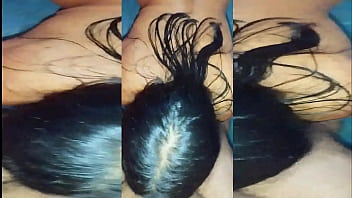 Su gran culo se refleja en mi espejo cuando me chupa la polla y termino follandola